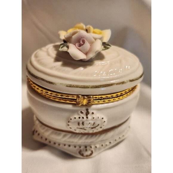 Vintage Ceramic Mini Trinket Box Applied Rose Buds on Lid White W/ Gold Trim - Picture 5 of 6